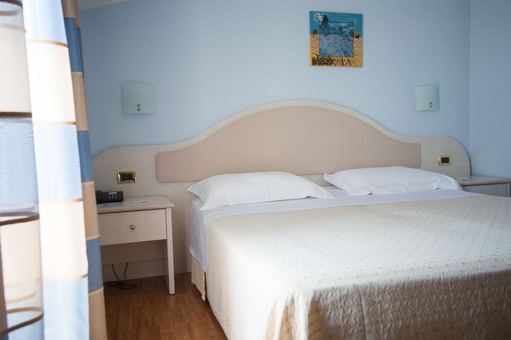 פוסאצ'סיה Hotel Levante מראה חיצוני תמונה